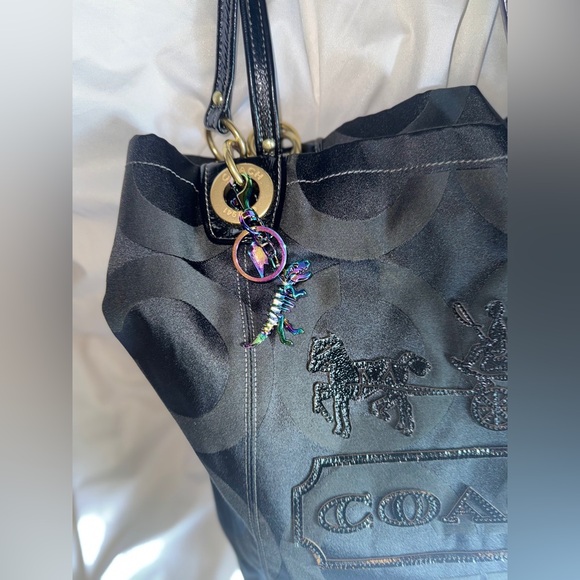 T REXY IRIDESCENT CHARM / KEYCHAIN - Picture 5 of 6